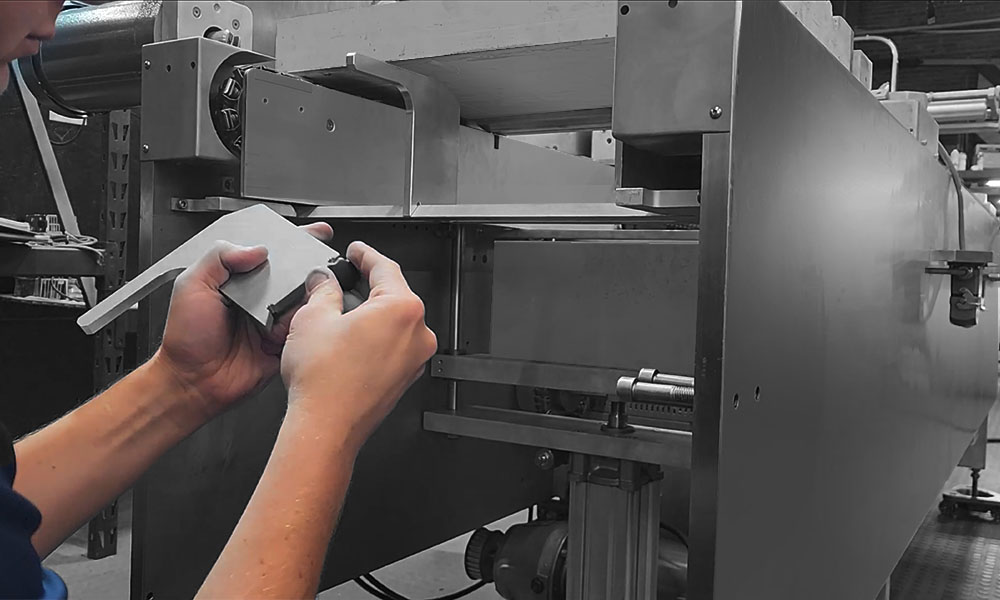 Rollstock RA200: Changing the Rotary Knife Assembly