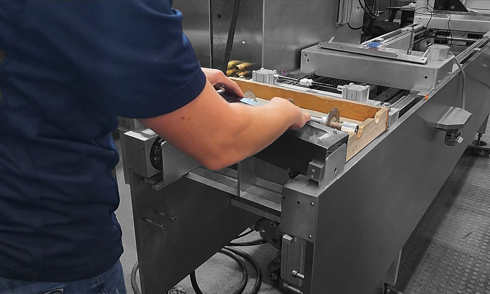 Rollstock RA200: Changing the Rotary Knife Assembly